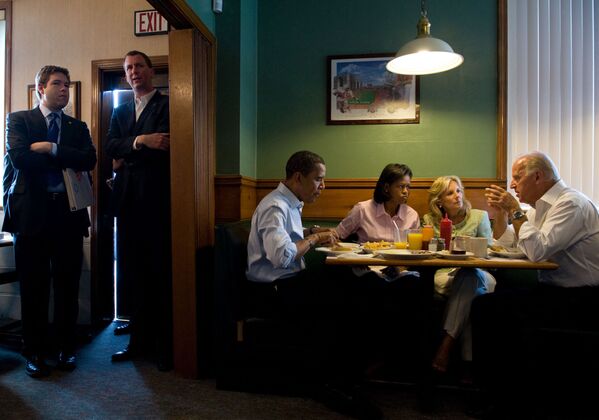 Кандидат в президенты Барак Обама и кандидат в вице-президенты Джо Байден с женами во время завтрака, 2008 год  - Sputnik Латвия