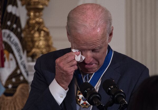 Вице-президент США Джо Байден смахивает слезу во время награждения президентской медалью Свободы в Белом доме  - Sputnik Латвия