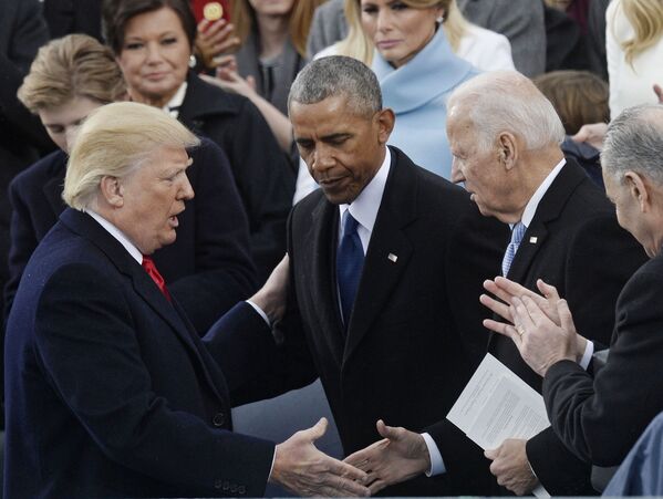 Президент США Дональд Трамп, бывший президент США Барак Обама и бывший вице-президент США Джо Байден на церемонии инаугурации в Вашингтоне, 2017 год - Sputnik Латвия