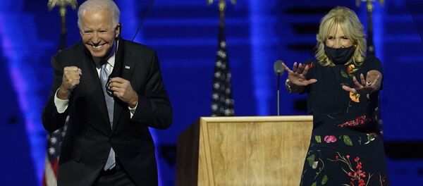 Избранный президент США Джо Байден с женой во время встречи со сторонниками  - Sputnik Латвия