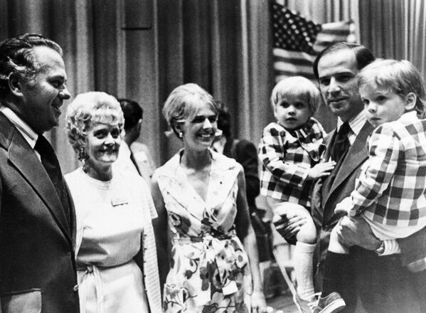 Сенатор Джо Байден с сыновьями на съезде демократов, 1972 год. В центре снимка его жена, Нейлия Байден, погибшая в автокатастрофе в конце декабря того же года. - Sputnik Latvija