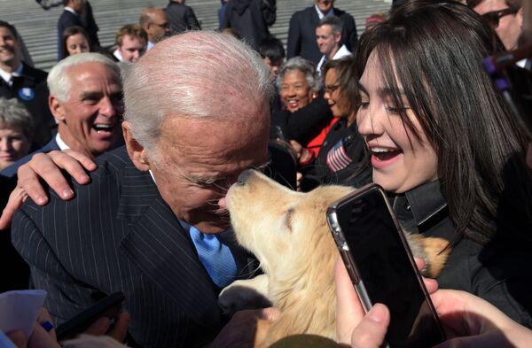 Бывший вице-президент Джо Байден с собакой в Вашингтоне  - Sputnik Latvija