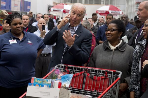 Вице-президент США Джо Байден во время посещения магазина Costco в Вашингтоне  - Sputnik Latvija
