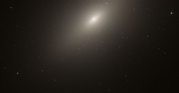 Eliptiskā galaktika NGC 4697 Jaunavas zvaigznājā  - Sputnik Latvija