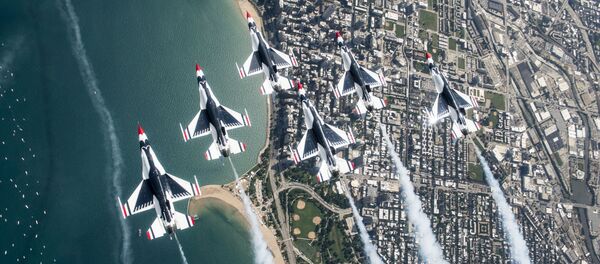 Пилоты Thunderbirds Delta выполняют маневр Delta Loop во время практического авиационно-водного шоу в Чикаго  Пилоты Thunderbirds Delta выполняют маневр Delta Loop во время практического авиационно-водного шоу в Чикаго  - Sputnik Latvija