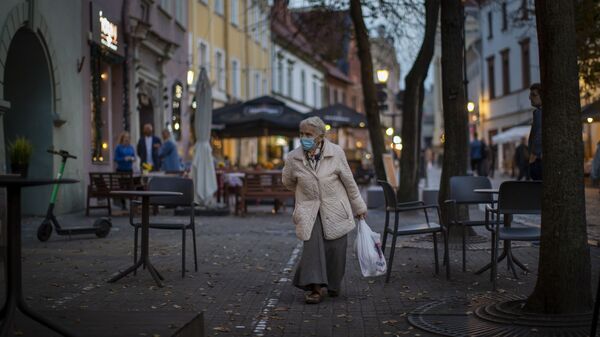 Пожилая женщина в защитной маске - Sputnik Латвия