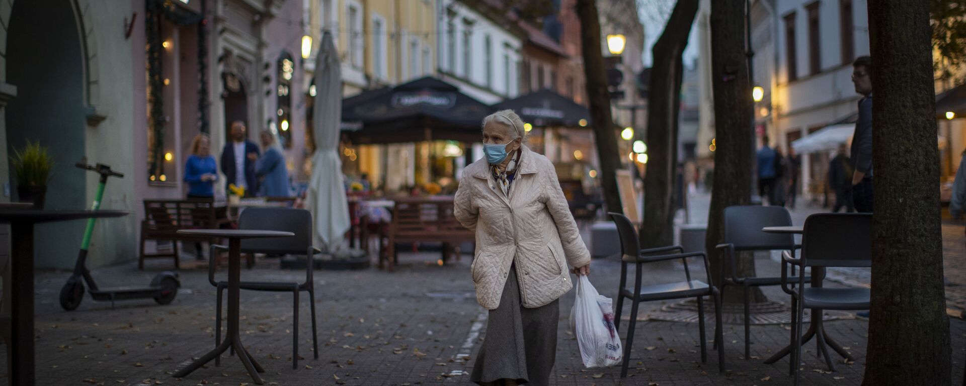 Пожилая женщина в защитной маске - Sputnik Latvija, 1920, 25.03.2021
