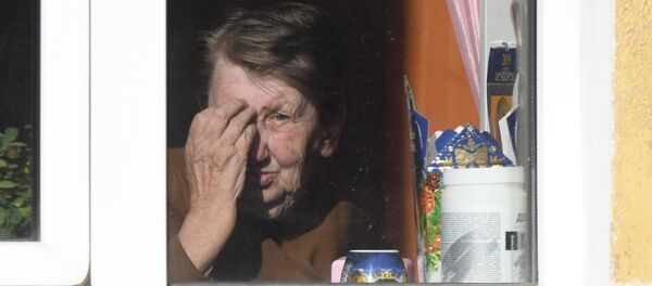 Женщина в окне здания пансионата - Sputnik Латвия