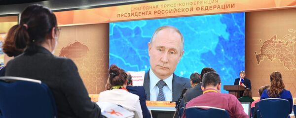 Президент России Владимир Путин участвует в ежегодной пресс-конференции в режиме видеоконференции, 17 декабря 2020 Президент России Владимир Путин участвует в ежегодной пресс-конференции в режиме видеоконференции, 17 декабря 2020 - Sputnik Latvija