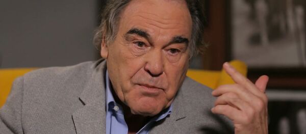 Американский режиссер Оливер Стоун привился российской вакциной от коронавируса - Sputnik Латвия