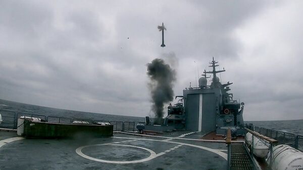 Стрельба корвета «Гремящий» по крылатой ракете-мишени в Балтийском море - Sputnik Latvija