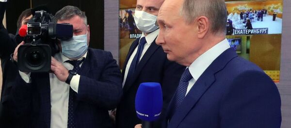 Президент РФ Владимир Путин во время общения с журналистами после большой ежегодной пресс-конференции, 17 декабря 2020 - Sputnik Латвия