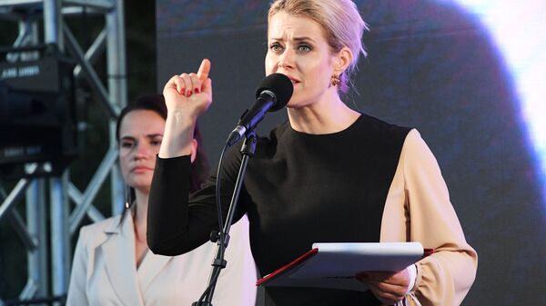 Супруга Валерия Цепкало Вероника на митинге-встрече кандидата в президенты Беларуси Светланы Тихановской - Sputnik Латвия