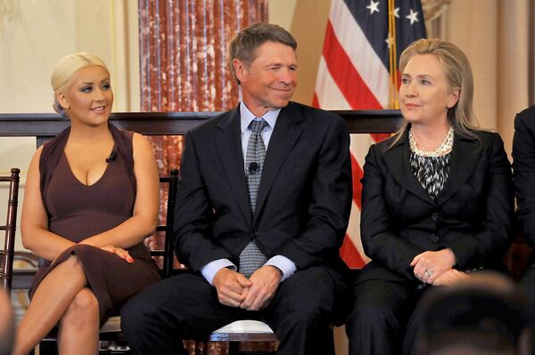 Кристина Агилера, Дэвид Новак и госсекретарь США Хиллари Клинтон на 11-й ежегодной церемонии вручения премии Джорджа Макговерна, 2012 год - Sputnik Латвия