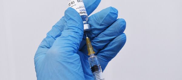 Медицинская сестра набирает в шприц вакцину Гам-КОВИД-Вак (Спутник V) - Sputnik Latvija