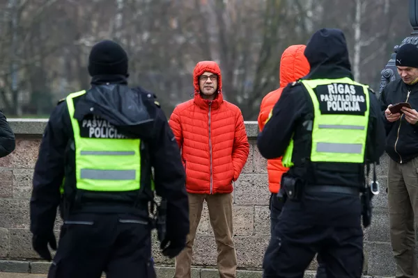 Рига восстала, несмотря на запреты: протестующие собрались у памятника Свободы Рига восстала, несмотря на запреты: протестующие собрались у памятника Свободы - Sputnik Латвия