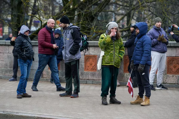Рига восстала, несмотря на запреты: протестующие собрались у памятника Свободы Рига восстала, несмотря на запреты: протестующие собрались у памятника Свободы - Sputnik Латвия