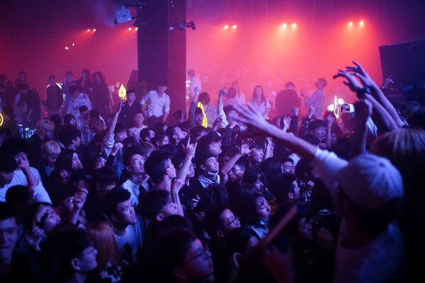 Посетители танцуют в ночном клубе в Ухане - Sputnik Latvija