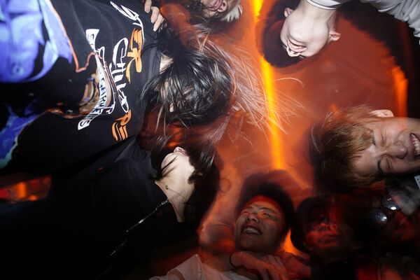 Люди танцуют в ночном клубе Уханя - Sputnik Latvija