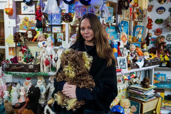 Хозяйка музея Наше детство Яна Воронова с найденным на остановке медведем - Sputnik Латвия