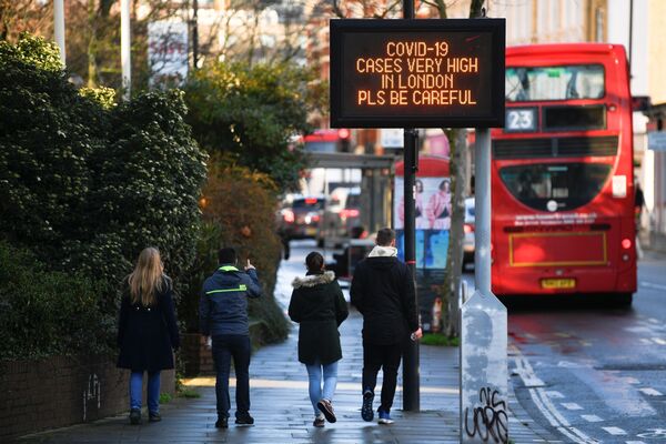 Табличка с сообщением об ограничениях в связи с COVID на улице Лондона - Sputnik Latvija