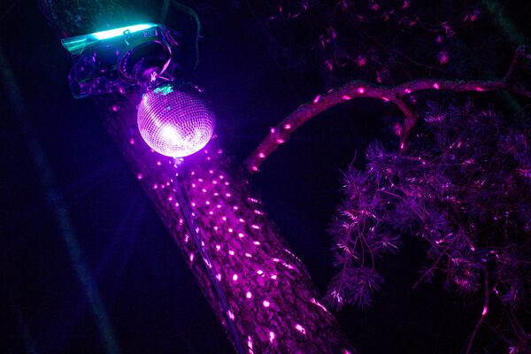 Попасть в Зазеркалье: световые объекты в Риге бьют рекорды посещаемости - Sputnik Латвия