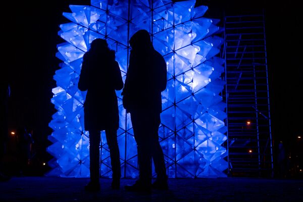 Попасть в Зазеркалье: световые объекты в Риге бьют рекорды посещаемости - Sputnik Латвия