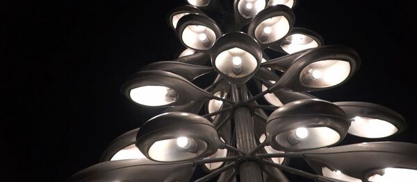 Ламповый Новый год: в Эстонии установили елку из старых дорожных фонарей Ламповый Новый год: в Эстонии установили елку из старых дорожных фонарей - Sputnik Latvija