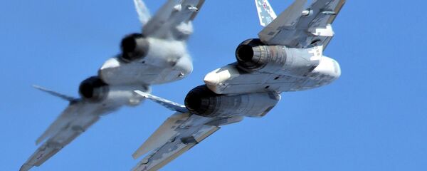 Многофункциональные истребители пятого поколения Су-57 во время полета Многофункциональные истребители пятого поколения Су-57 во время полета - Sputnik Latvija