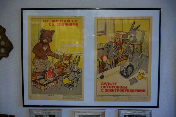 Muzeja apmeklētāji atceras ne tikai mantiņas, ar ko paši bērnībā spēlējušies, bet arī dažādus tālaika notikumus un cilvēkus  - Sputnik Latvija