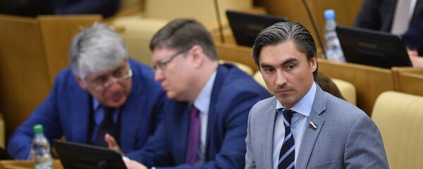 Заместитель председателя комитета Госдумы РФ по информационной политике, информационным технологиям и связи Андрей Свинцов (справа) Заместитель председателя комитета Госдумы РФ по информационной политике, информационным технологиям и связи Андрей Свинцов (справа) - Sputnik Latvija
