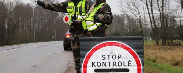 Блокпост полиции в Литве во время карантина  - Sputnik Латвия