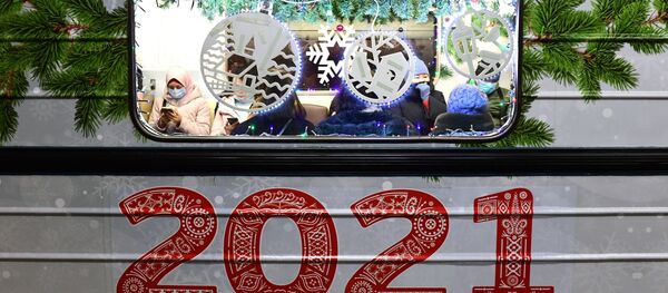 Новогодний поезд запустили в московском метро - Sputnik Latvija