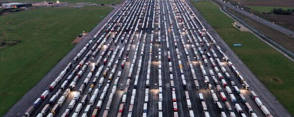 Вид с воздуха на припаркованные грузовики на взлетно-посадочной полосе в аэропорту Манстон, Великобритания  - Sputnik Латвия