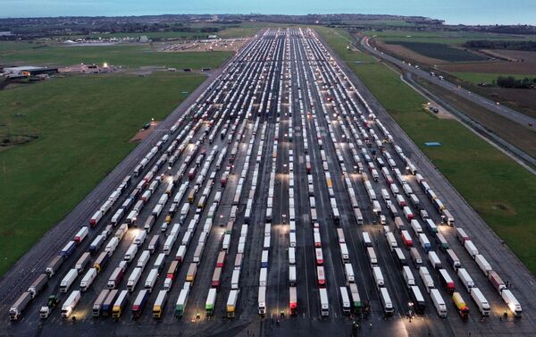 Вид с воздуха на припаркованные грузовики на взлетно-посадочной полосе в аэропорту Манстон, Великобритания  - Sputnik Латвия