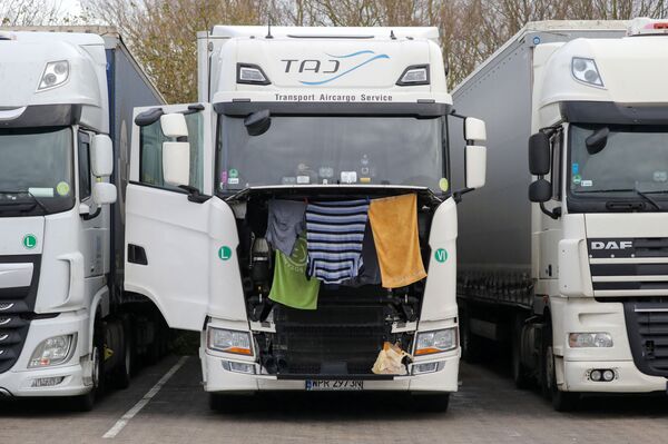 Одежда и полотенца сушатся в грузовике на стоянке для грузовиков в Эшфорде - Sputnik Латвия