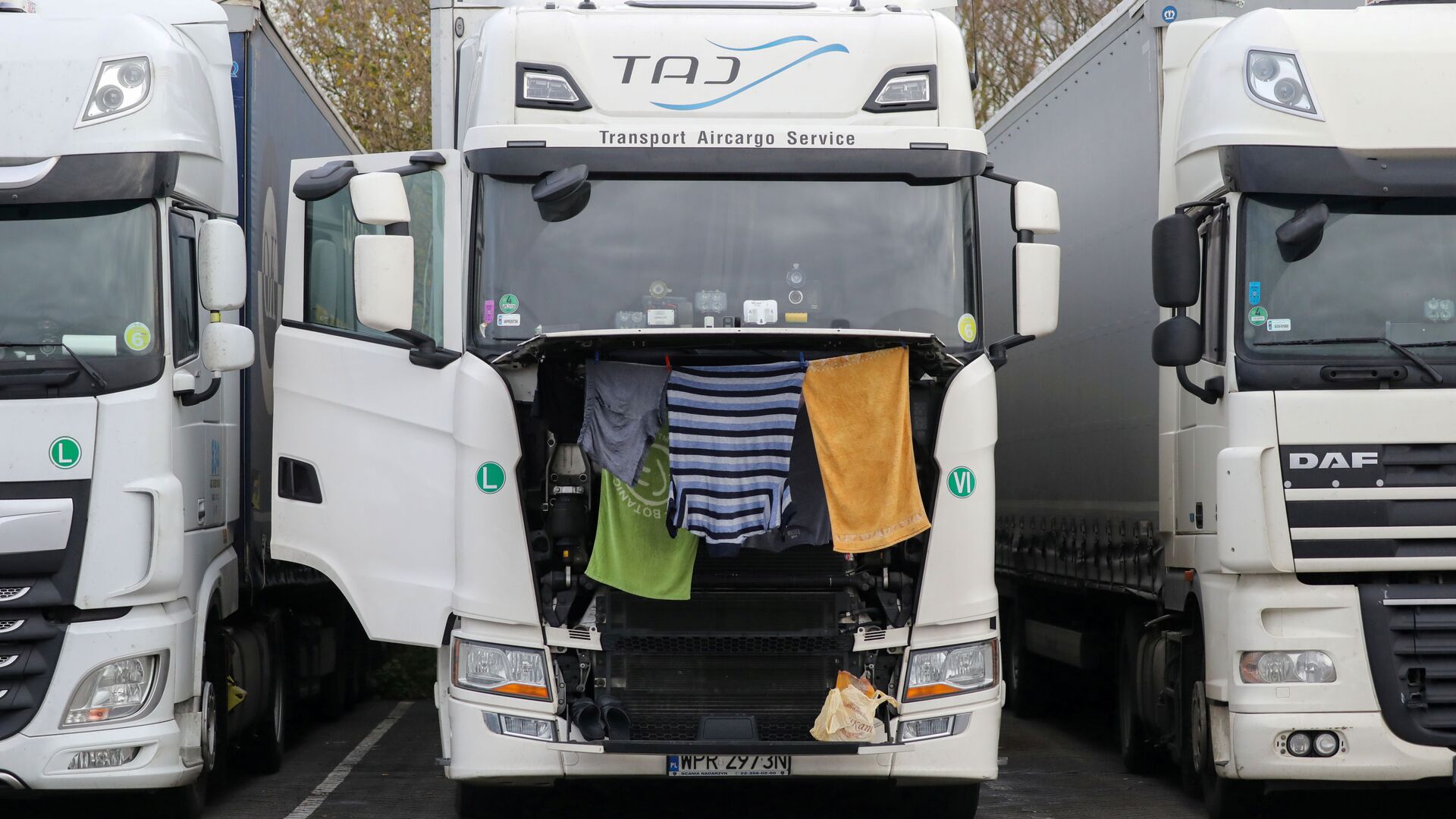 Одежда и полотенца сушатся в грузовике на стоянке для грузовиков в Эшфорде - Sputnik Латвия, 1920, 13.09.2021