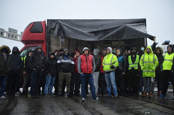 Дальнобойщики из Восточной Европы провели Рождество в кабинах машин - Sputnik Латвия