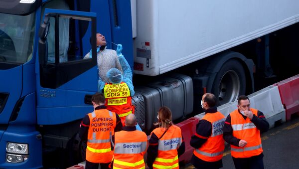 Французские официальные лица тестируют водителя в порту Дувра, 24 декабря 2020 года - Sputnik Latvija