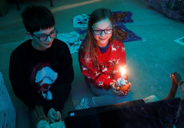 Дети во время онлайн-служения Christingle в канун Рождества в Блэксли, Великобритания - Sputnik Латвия