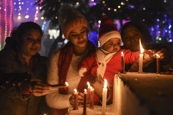 Верующие зажигают свечи в канун Рождества в соборе в Амритсаре, Индия  - Sputnik Латвия