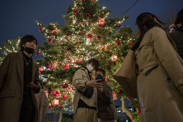 Пара делает фотографии с рождественской елкой в Токио - Sputnik Латвия