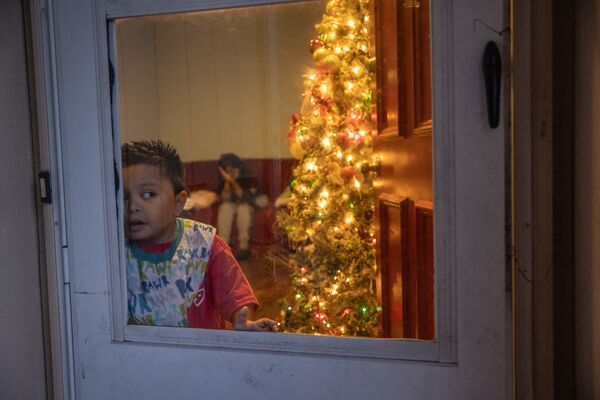 Семилетний мигрант из Гватемалы, семья которого больна коронавирусом, в своем доме в Стэмфорде - Sputnik Латвия