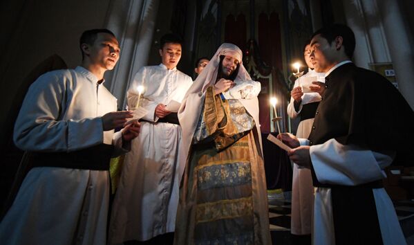 Священнослужители во время службы на праздновании Рождества Христова в католической церкви пресвятой Богородицы во Владивостоке - Sputnik Латвия