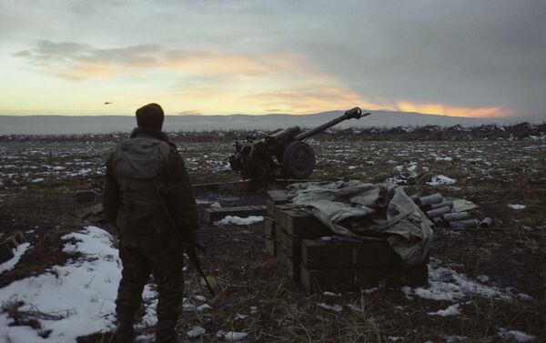 Federālo spēku grupējuma karavīrs Gudermesas apkaimē - Sputnik Latvija