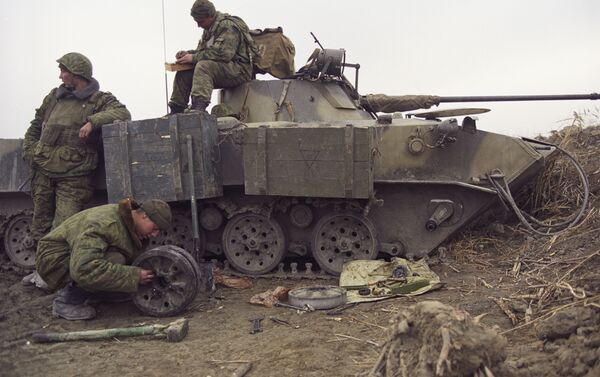Federālo spēku grupējuma karavīri remontē tehniku - Sputnik Latvija