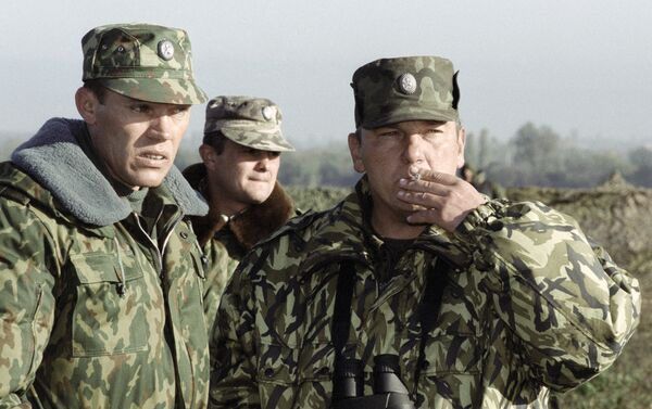Federālo spēku Rietumu grupējuma komandieris Ziemeļkaukāzā ģenerālmajors Vladimirs Šamanovs (no labās) - Sputnik Latvija