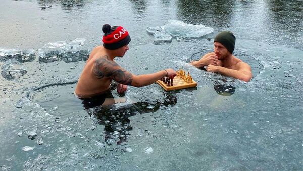 Ник Макнот и Рон Бэт играют в шахматы на льду в Оук-Лейк, Онтарио, Канада - Sputnik Латвия