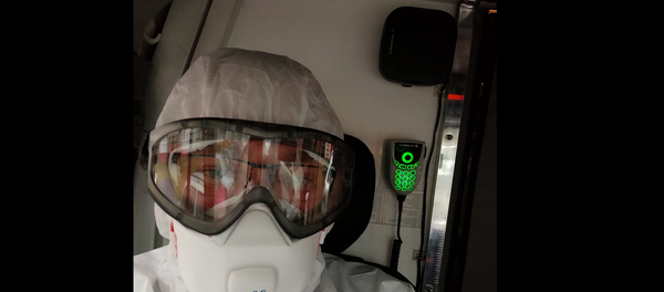 Водитель скорой едет на вызов к инфицированному COVID-19 Водитель скорой едет на вызов к инфицированному COVID-19 - Sputnik Латвия