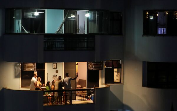 Семья празднует Сочельник на балконе в Рио-де-Жанейро, Бразилия - Sputnik Latvija